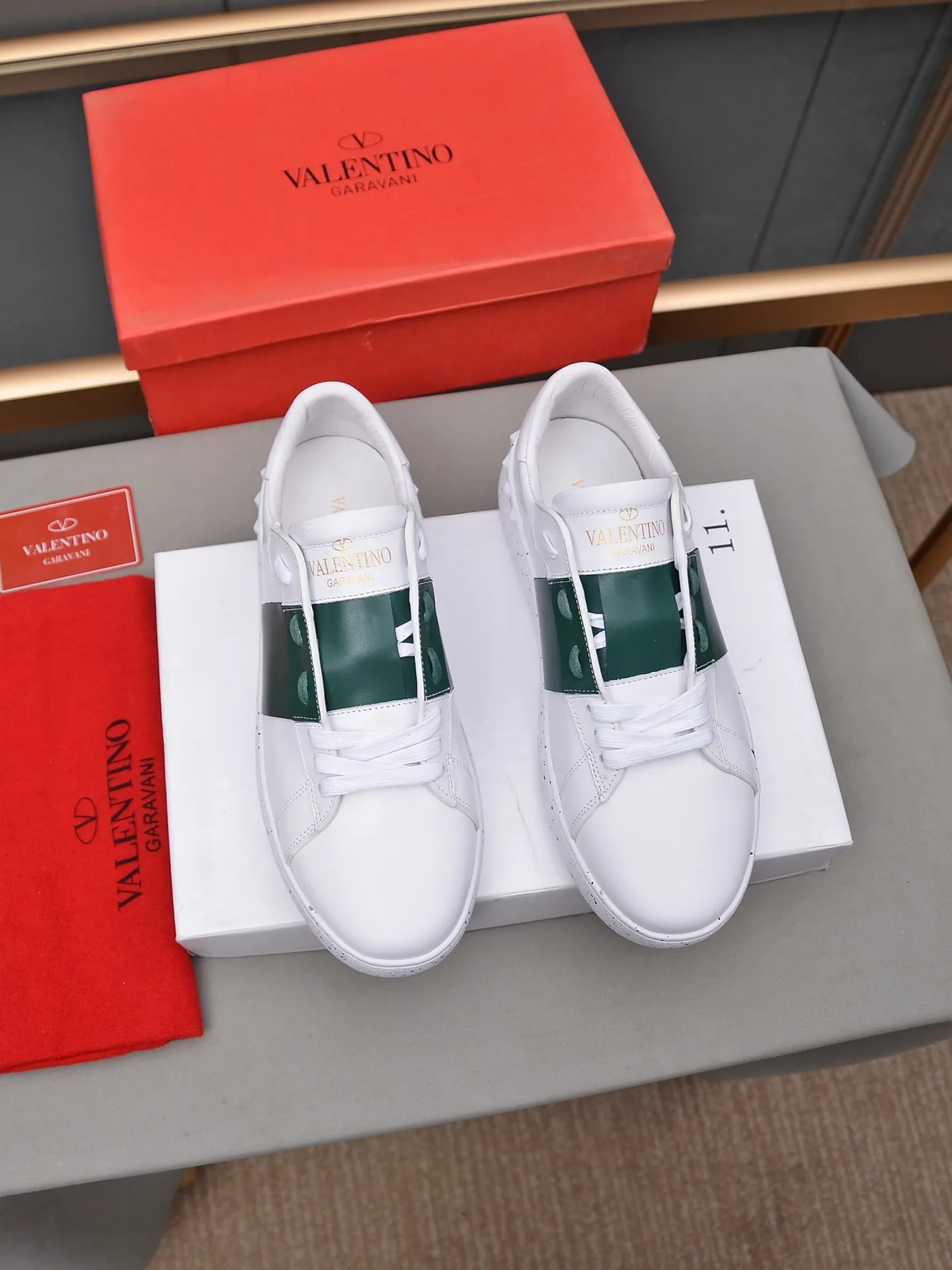 Men's shoes 460💰 (men and women couples) Valentino classic color matching series casual shoes. Made with heavy craftsmanship, good products pay attention to every detail. A must-have trendy item that can be worn all year round, it has been worn by many celebrities and Internet celebrities~~Imported cowhide surface, unique design concept, sheepskin lining, counter quality. Women’s clothing 35-40. Men’s clothing 39-44, 45-46 (returns and exchanges are not supported for custom-made items)
